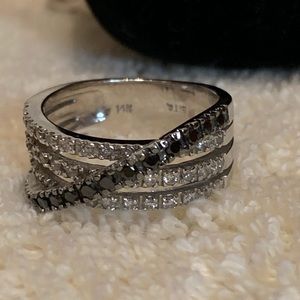 14K WG diamond band with black diamonds accent